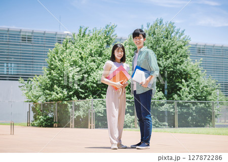 大学生、大学キャンパス、専門学生、青空 127872286