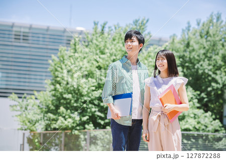 大学生、大学キャンパス、専門学生、青空 大学生、大学キャンパス、専門学生、青空 127872288
