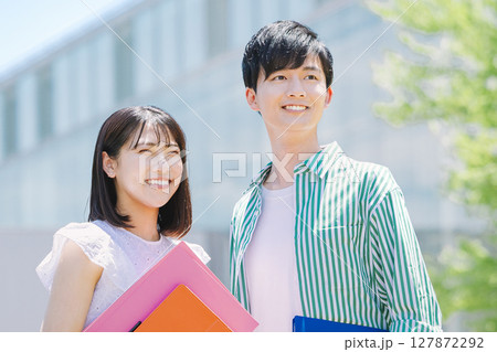 大学生、大学キャンパス、専門学生、青空 127872292