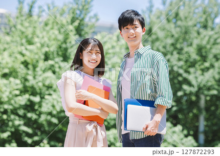 大学生、大学キャンパス、専門学生、青空 127872293