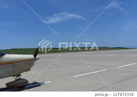 福島空港の小型機 127872338