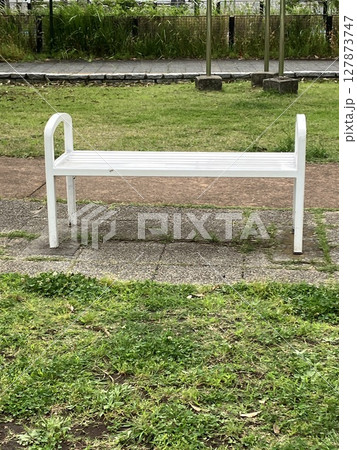 公園のベンチ 127873747