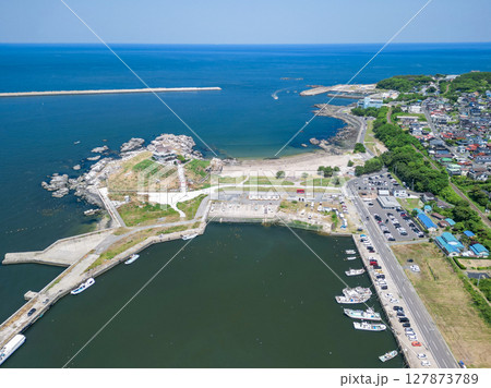 「青森県」ドローンでウミネコ繁殖地、蕪島付近を空撮　種差海岸 127873789