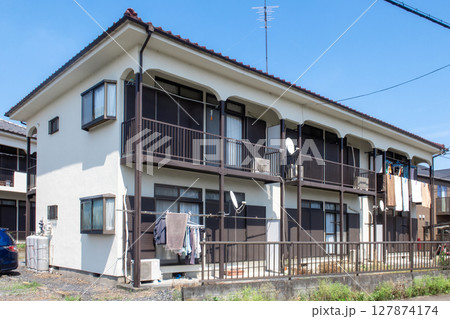 青空と昭和レトロなアパート 127874174