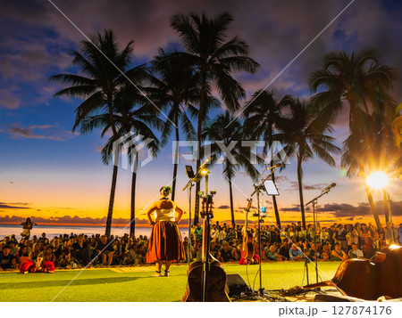 ハワイ ワイキキのフラダンスショー ※一部ソフトフォーカス ハワイ ワイキキのフラダンスショー ※一部ソフトフォーカス 127874176