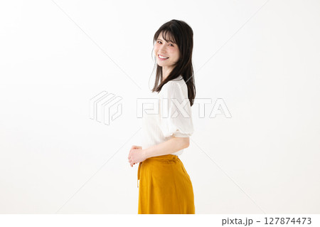 振り返る女性 127874473