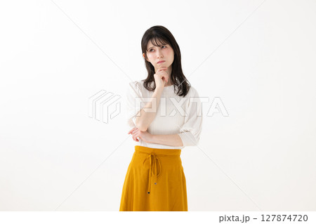 悩む女性 127874720