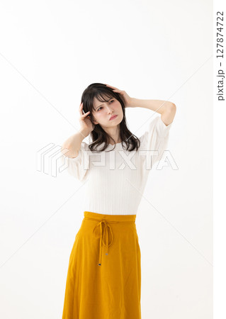 悩む女性 悩む女性 127874722