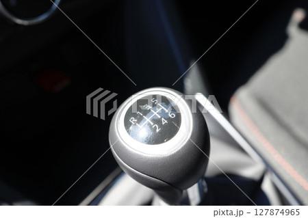 マニュアル車の6速ギアシフトノブのアップ写真 マニュアル車の6速ギアシフトノブのアップ写真 127874965