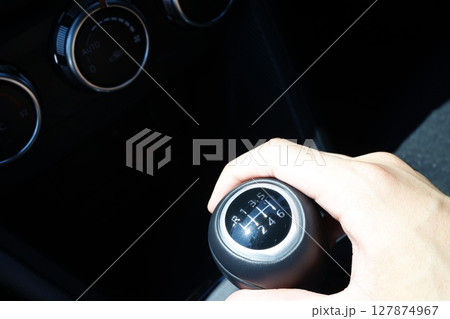 マニュアル車の6速ギアシフトノブのアップ写真 127874967