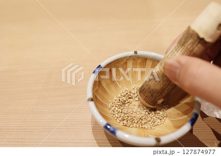 すり鉢とすりこぎでごまを擦る和食の調理風景 127874977