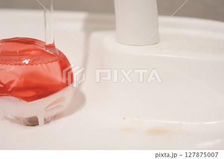 トイレの手洗い場に発生した赤カビ（赤色酵母）汚れ 127875007