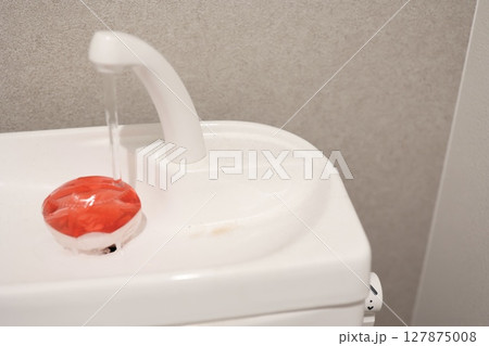 トイレの手洗い場に発生した赤カビ（赤色酵母）汚れ 127875008
