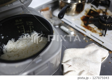 炊飯器と油汚れのコンロがある汚れたキッチン 炊飯器と油汚れのコンロがある汚れたキッチン 127875043