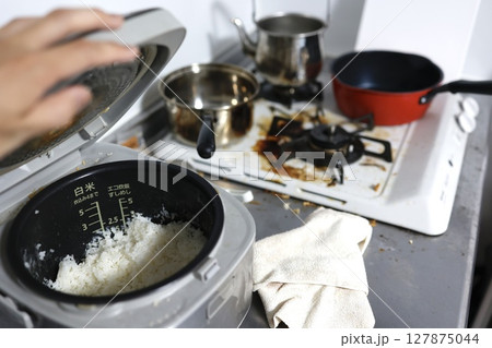 炊飯器と油汚れのコンロがある汚れたキッチン 炊飯器と油汚れのコンロがある汚れたキッチン 127875044