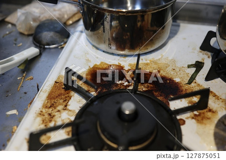 頑固な焦げ付きと油汚れが目立つガスコンロ 頑固な焦げ付きと油汚れが目立つガスコンロ 127875051