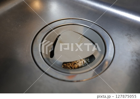 キッチンのシンクの排水口にたまった生ゴミ 127875055