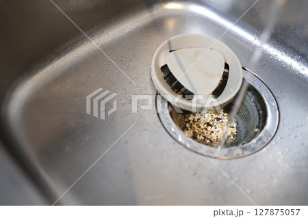 キッチンのシンクの排水口にたまった生ゴミ キッチンのシンクの排水口にたまった生ゴミ 127875057
