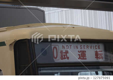 試運転中の電車表示プレートのクローズアップ 試運転中の電車表示プレートのクローズアップ 127875091