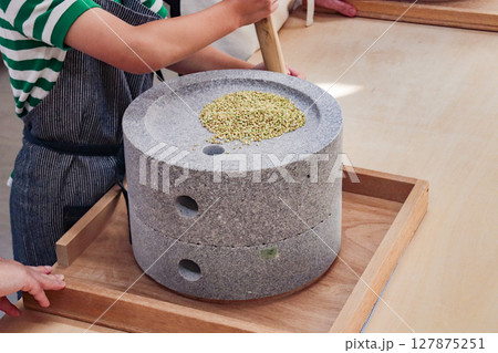 蕎麦粉を作る子供（7歳児／男の子） 127875251