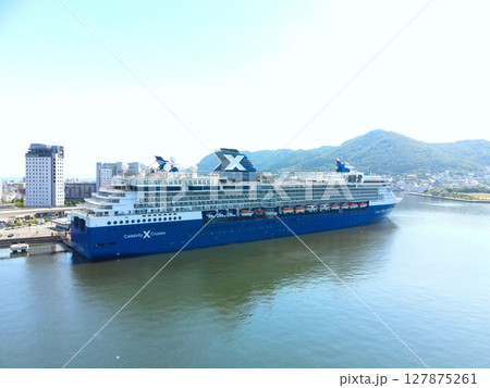 初夏の北海道函館市函館港に寄港するクルーズ船セレブリティミレニアム号の風景を空撮 127875261