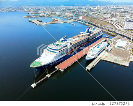 初夏の北海道函館市函館港に寄港するクルーズ船セレブリティミレニアム号の風景を空撮 127875272