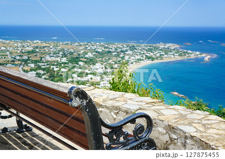 高台にあるベンチから眺めるスキロス島の美しい風景 127875455