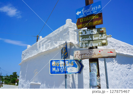 天気がとても良い日のギリシャのスキロス島の街中風景 127875467