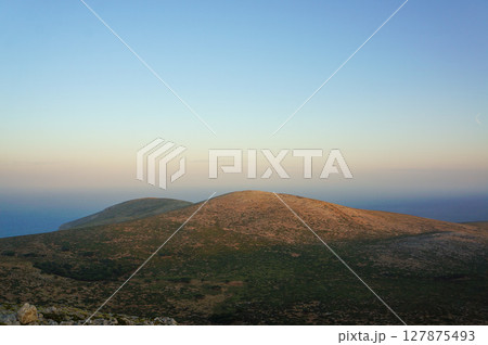遠くの景色が霞んで見える大空と山の風景 127875493