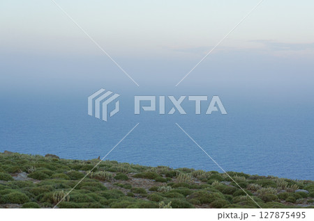 水平線がぼやけて見えない島から見る海の風景 127875495
