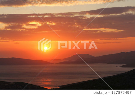 ギリシャのスキロス島から眺める美しい夕焼け ギリシャのスキロス島から眺める美しい夕焼け 127875497