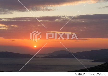 ギリシャのスキロス島から眺める沈みかけている太陽 ギリシャのスキロス島から眺める沈みかけている太陽 127875498
