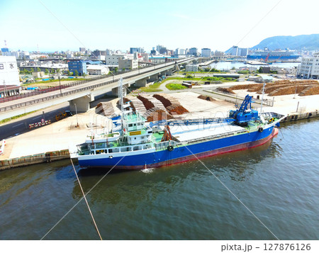 初夏の北海道函館市函館港で港湾作業をしている貨物船の風景を空撮 127876126