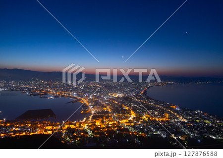 夜明け前の函館夜景 127876588
