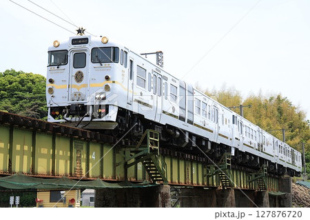 【JR九州】キハ40系 特急「ふたつ星4047」（長崎本線：東諫早〜諫早） 127876720