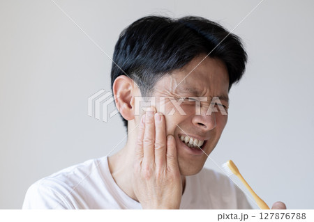 歯が痛い男性　歯痛　虫歯　歯周病　顎関節症　扁桃炎 127876788