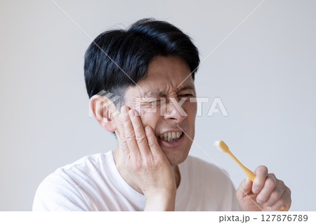 歯が痛い男性 歯痛 虫歯 歯周病 顎関節症 扁桃炎 歯が痛い男性 歯痛 虫歯 歯周病 顎関節症 扁桃炎 127876789