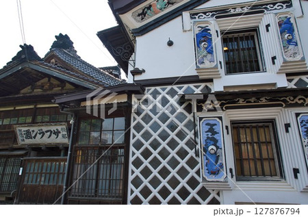 新潟県長岡市：摂田屋 旧機那サフラン酒製造本舗「鏝絵蔵」 127876794