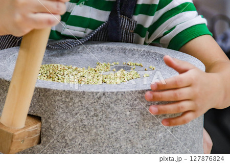 蕎麦粉を作る子供（7歳児／男の子） 127876824