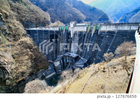 荒川の本流最上流部に建設されたダム… 秩父『二瀬ダム』 127876850