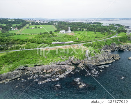空撮「青森県」種差海岸を走る東北エモーション・八戸市 127877039