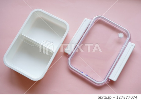 プラスチック製の白いシンプルな空っぽのお弁当箱。 127877074