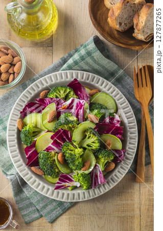 ブロッコリーのグリルサラダ 127877265