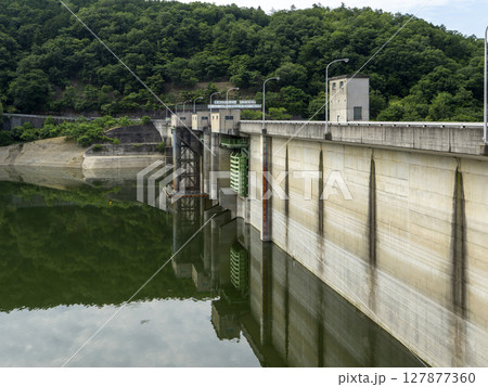 兵庫県川西市の一庫ダムと知明湖の風景 127877360