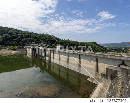 兵庫県川西市の一庫ダムと知明湖の風景 127877361