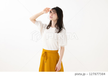 暑がる女性 127877384