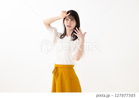 暑がる女性 暑がる女性 127877385