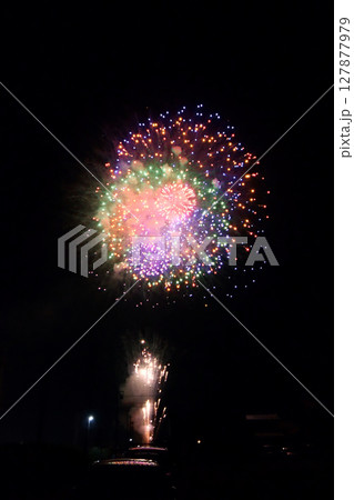 田舎の夏の夜の打上花火 127877979