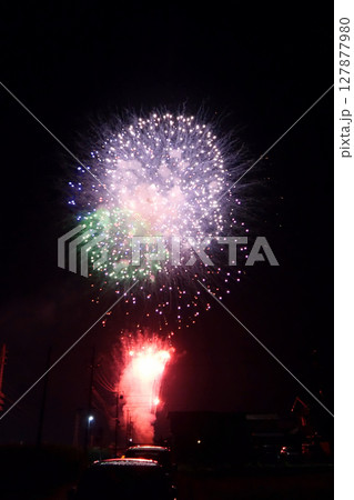 田舎の夏の夜の打上花火 田舎の夏の夜の打上花火 127877980