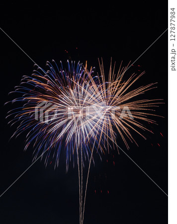 田舎の夏の夜の打上花火 127877984